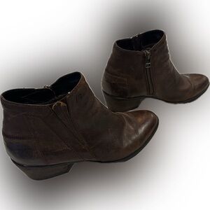 Josef Seibel leather boots.  Super soft 
Fur lined.